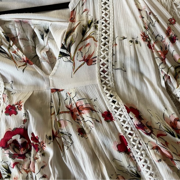 Beautiful light and flowy Floral ChicWish Tunic top size sm - Picture 2 of 4